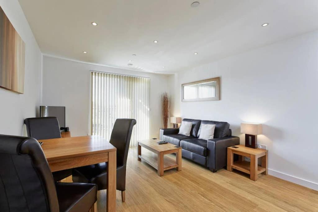 Modern Apartment At Slough Station, London In 18 Mins! المظهر الخارجي الصورة