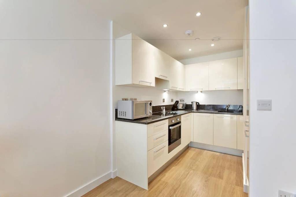 Modern Apartment At Slough Station, London In 18 Mins! المظهر الخارجي الصورة