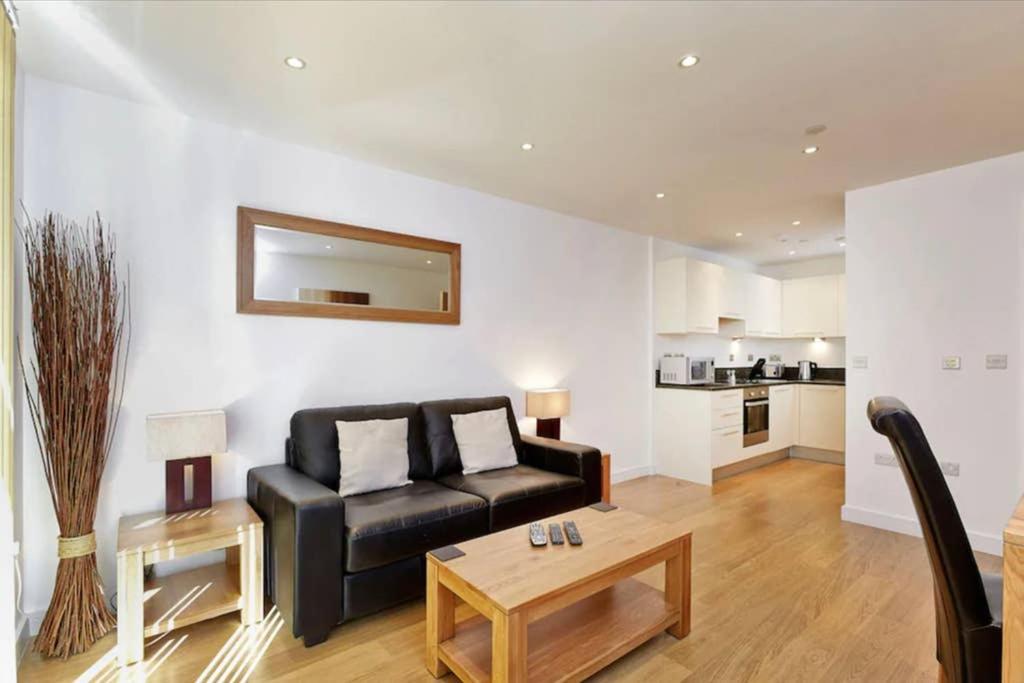 Modern Apartment At Slough Station, London In 18 Mins! المظهر الخارجي الصورة